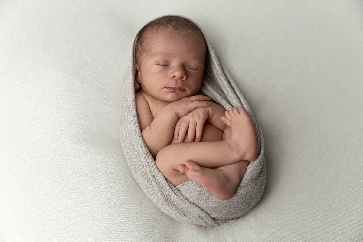 Nouveau-né posing cocon lumière douce