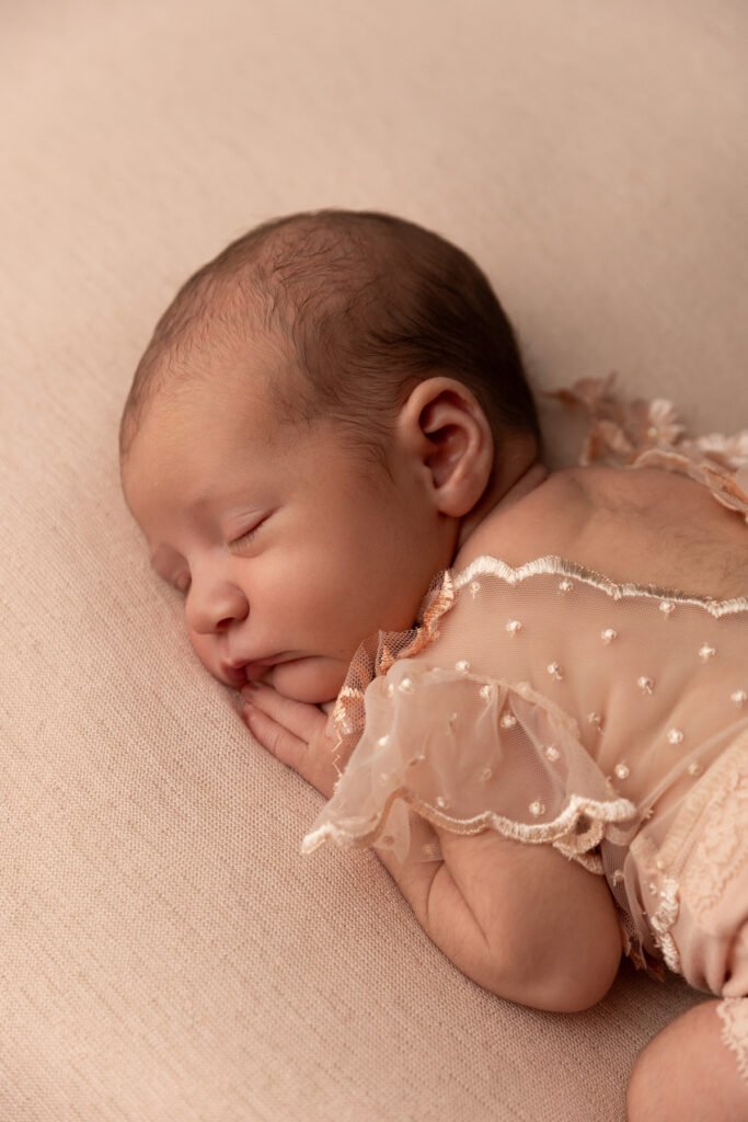 photographe nouveau-né Lyon — séance naissance MOZR Studio