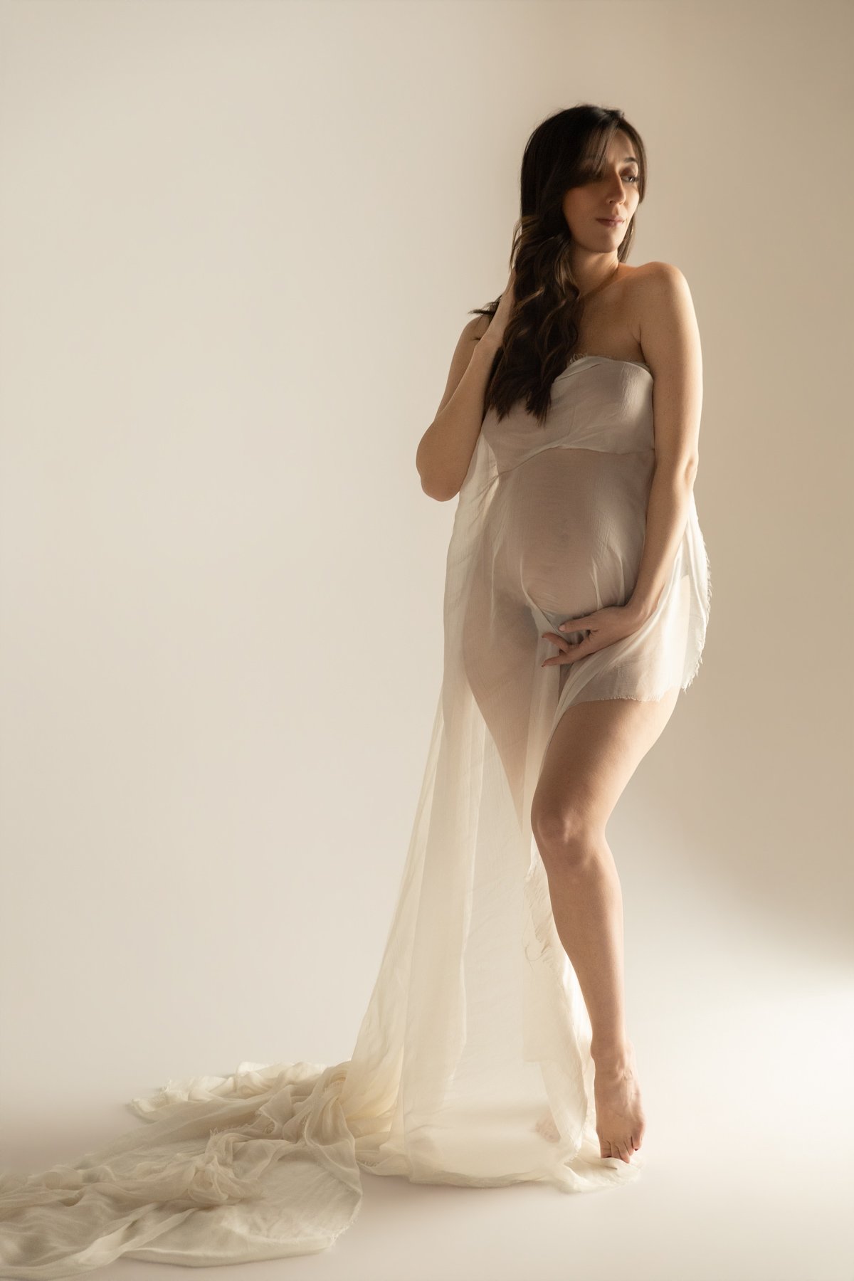 Femme enceinte séance photo studio voillage blanc