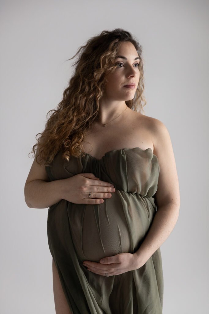 Séance photo studio grossesse femme robe voilage